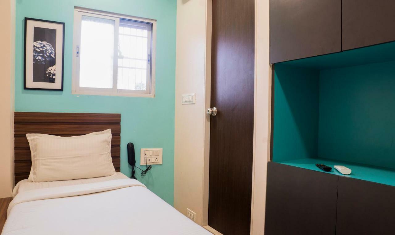 Отель Oyo Flagship 13885 Metro Residency Мумбаи Экстерьер фото