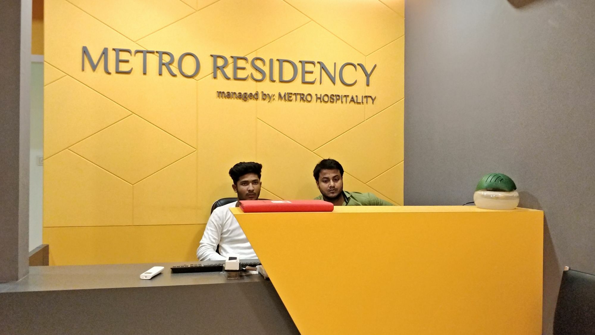 Отель Oyo Flagship 13885 Metro Residency Мумбаи Экстерьер фото